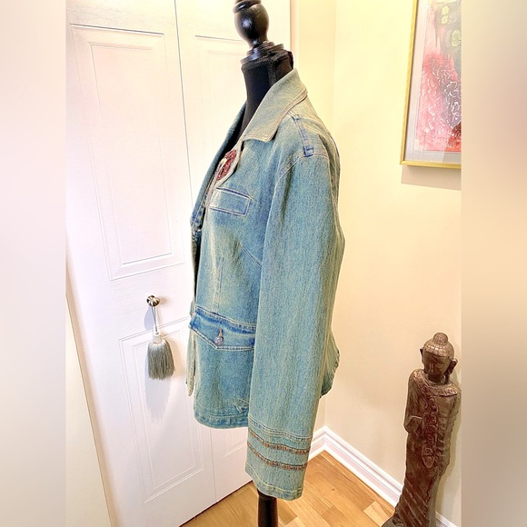 Chagall embroidered & appliqué jean jacket. Unique 3 button closure. Fitted 👖 - Picture 10 of 10